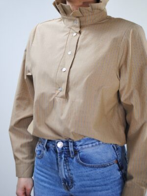 Blouse beige à fines rayures