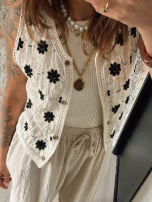 Gilet en crochet floral