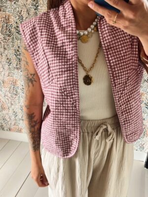VESTE SANS MANCHES VICHY PRUNE