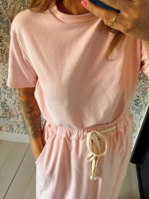 Ensemble Louise – T-shirt & Jupe en Molleton Rose Poudré
