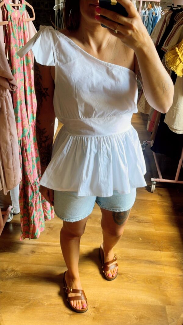 Top Asymétrique Léa – Blanc Pur – Image 1