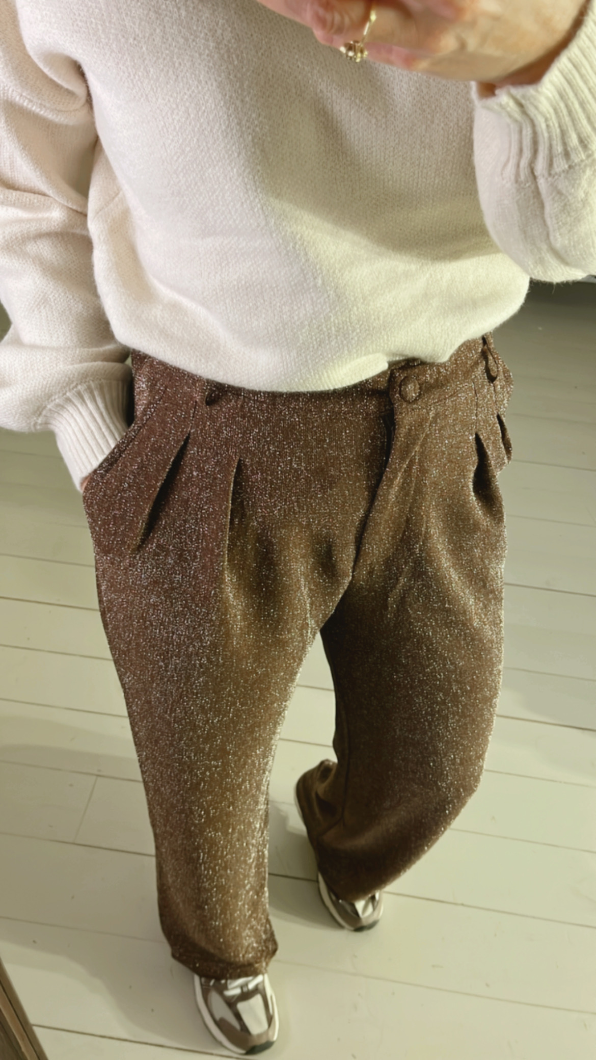 {"eId":"250976154140239","CameraPosition":1} PANTALON CHOCOLAT SCINTILLANT – Image 1